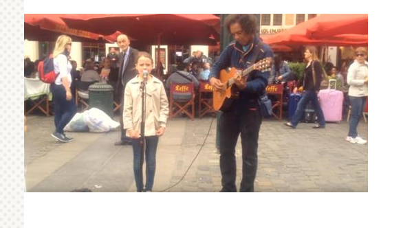 A street artist joined a young woman to sing “Ave Maria” and the performance is breathtaking