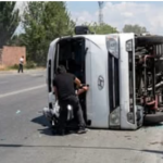 «Մերսեդեսը» դուրս է եկել հանդիպակաց գոտի և բախվել երեխաներին տեղափոխող ավտոբուսին. ականատես (տեսանյութ)