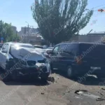 Բախվել են «BMW X5»-ը և «Mitsubishi»-ն․ վնասվել են նաև կայանված «KIA»-ն, «FIAT»-ը և «Москвич»-ը․ կան վիրավորներ
